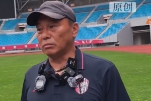 杏彩体育-人气爆棚！盐城队媒体开放日活动，教练队员均戴起“话筒项链”